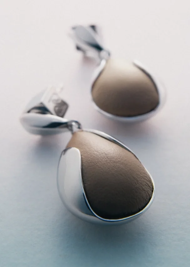 Ormé Earrings Edition Silver in rhodium with Taupe Leather